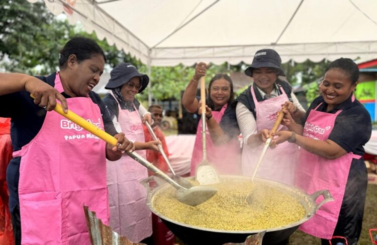 Gunakan Bright Gas, Relawan Bakti BUMN Masak Makanan Bergizi untuk Siswa di Merauke
