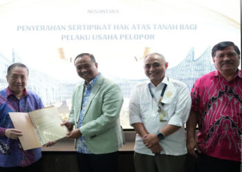 OIKN Serahkan Sertifikat Hak Atas Tanah pada Pelaku Usaha Pelopor