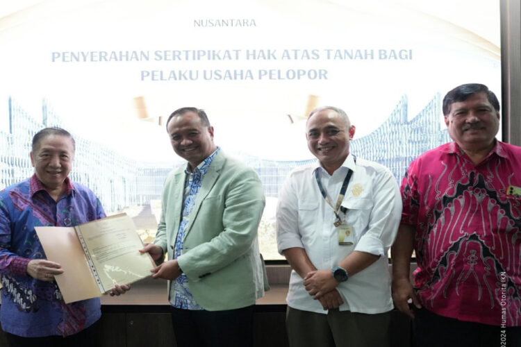 OIKN Serahkan Sertifikat Hak Atas Tanah pada Pelaku Usaha Pelopor