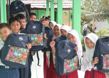 Kedepankan Prinsip ESG, Telkomsel Bagikan Tas Sekolah pada Pelajar di Bulukumba