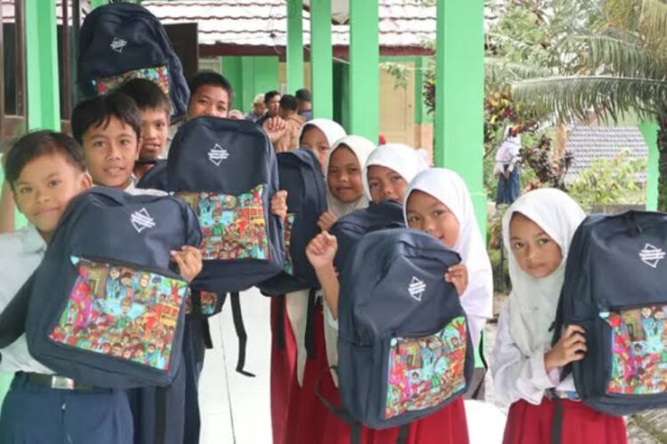 Kedepankan Prinsip ESG, Telkomsel Bagikan Tas Sekolah pada Pelajar di Bulukumba