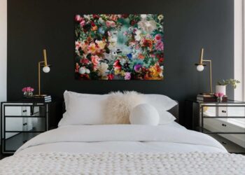 15 Dekorasi Dinding Kamar Tidur, Aksen Metalik Ciptakan Ruang Estetik