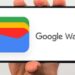 Ilustrasi aplikasi Google Wallet di smartphone, menampilkan antarmuka yang ramah pengguna