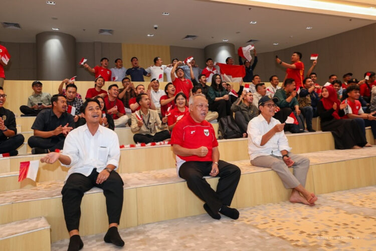 Pak Bas Nobar Laga Australia vs Indonesia Bareng Karyawan OIKN