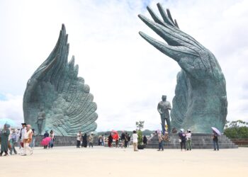 Foto pengunjung menikmati pemandangan di kawasan IKN