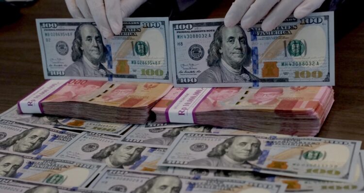 Rupiah offshore (NDF) menunjukkan pelemahan tajam ke Rp17.012 per Dolar AS akibat eskalasi perang dagang AS-China