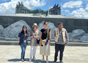 Pengunjung sedang melihat langsung pembangunan Kawasan Inti Pusat Pemerintahan IKN Nusantara pada libur Paskah 2025.