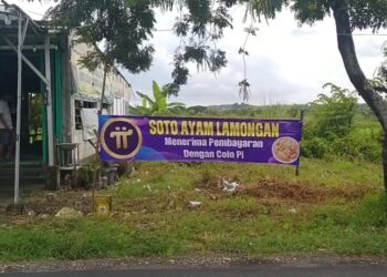 Spanduk warung Soto Lamongan menerima Pi Coin
