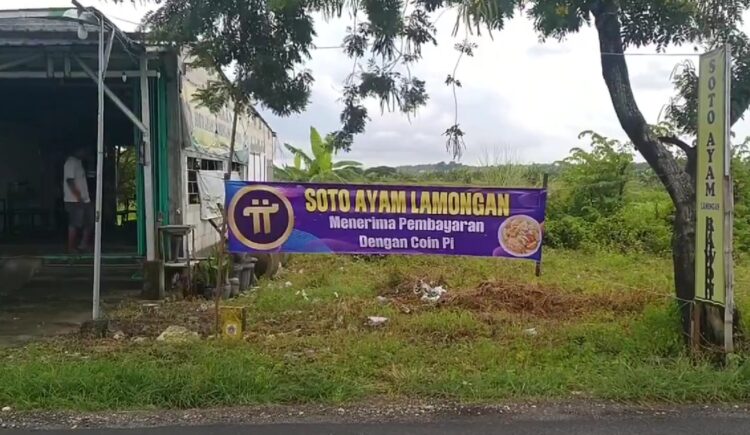 Spanduk warung Soto Lamongan menerima Pi Coin