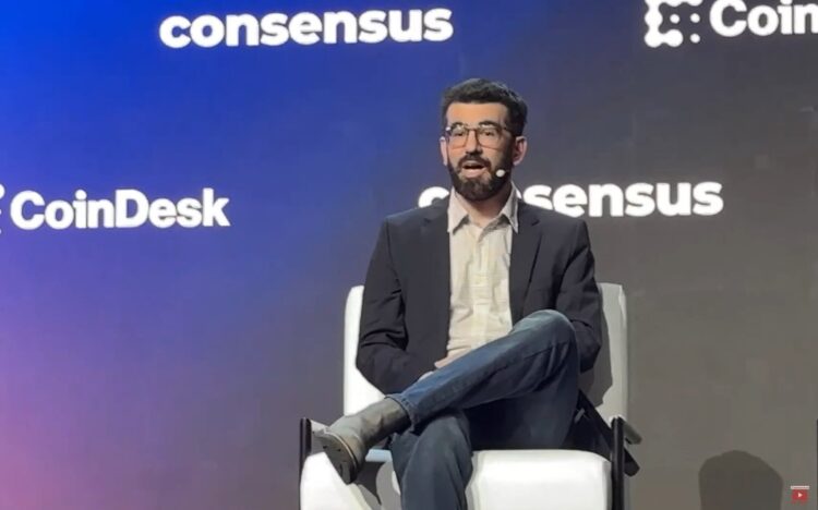 Nicolas Kokkalis berdiri di panggung Consensus 2025 Toronto,