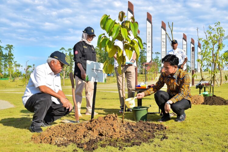 Sentuhan Hijau Gibran di IKN: Tanam Pohon Ulin di Plaza Bhinneka Tunggal Ika