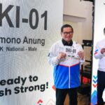 Gubernur DKI Jakarta Pramono Anung (kiri) dan Direktur Utama PT Bank Tabungan Negara (Persero) Tbk, Nixon LP Napitupulu (kanan) menunjukkan BIB masing-masing.