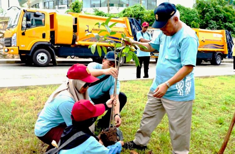 Jajaran OIKN Tanam Pohon di Kawasan Tempat Pengolahan Sampah Terpadu