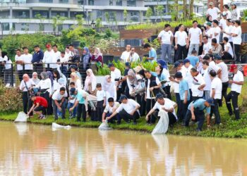 Pak Bas dan Jajaran OIKN Tebar Benih Ikan di Embung MBH Nusantara
