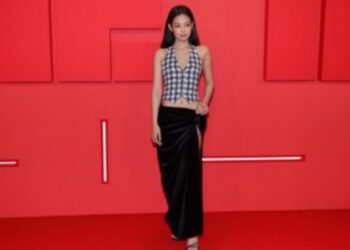 Sepatu Jennie BLACKPINK Bikin Heboh, Mirip Kaus Kaki tapi Ludes Terjual