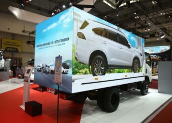 Isuzu ELF NMR dilengkapi layar LED di bagian belakang.