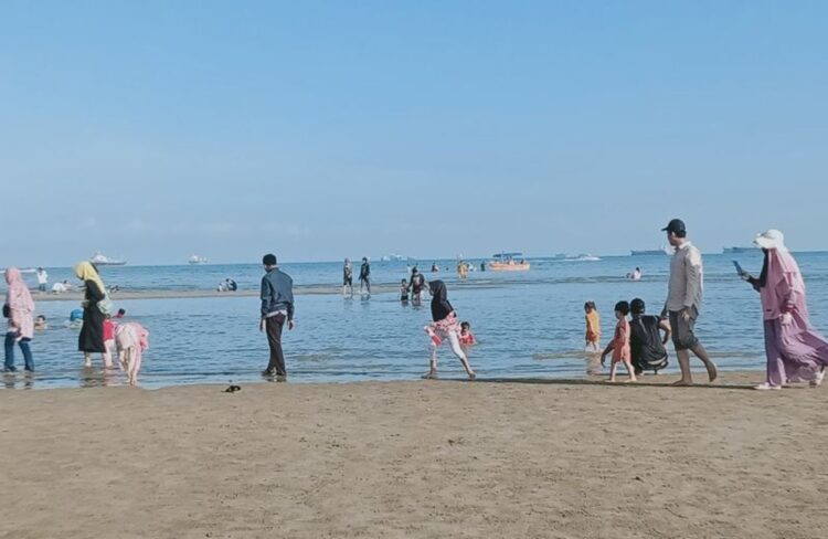 Pengunjung Wisata Pantai di Serambi IKN Diimbau Waspadai Gelombang Tinggi