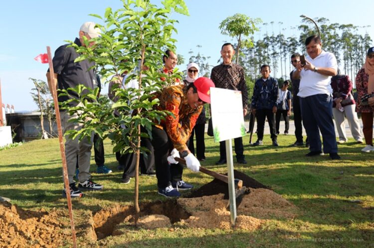 Dubes Fadjroel Tanam Pohon Persahabatan Astana–Nusantara di Plaza Bhineka Tunggal Ika