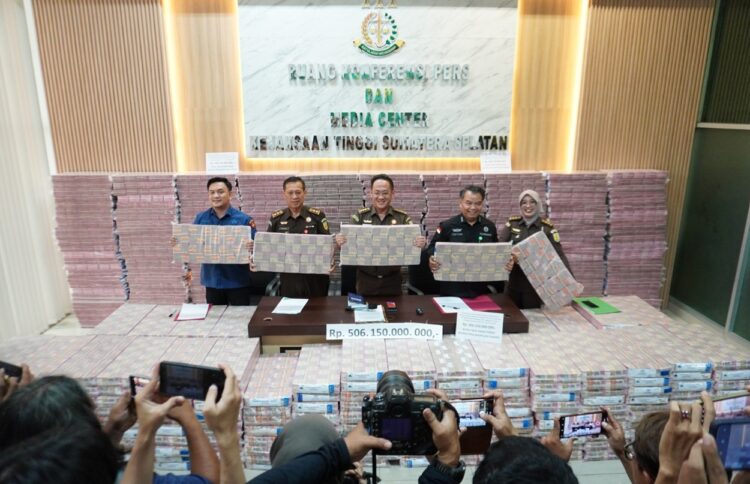 Kejati Sumsel melakukan penyitaan barang bukti uang senilai Rp. 506.150.000.000.