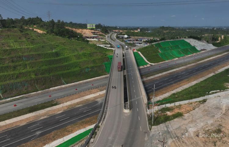 Hutama Karya: Jalan Tol IKN Seksi 3A Dibangun Melewati Sungai Berkelok