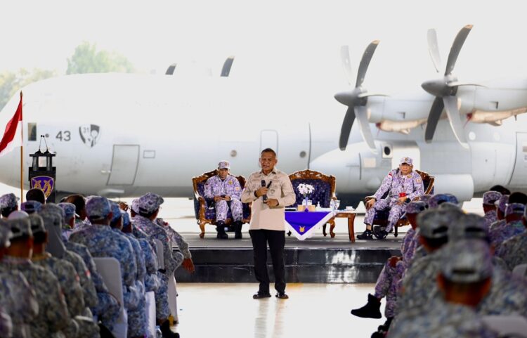 Wamenko Polkam Letjen TNI (purn.) Lodewijk F. Paulus menjadi narasumber di Retret Kadin Indonesia 2025.