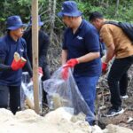 Aksi bersih-bersih pantai di Kabupaten Penajam Paser Utara.