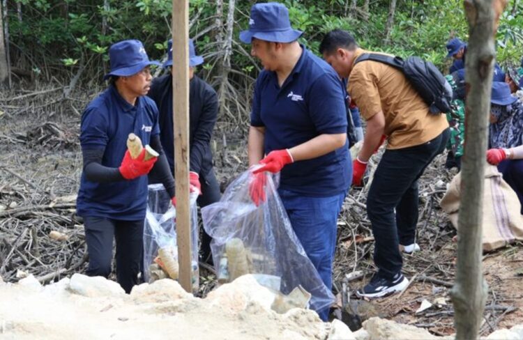 Aksi bersih-bersih pantai di Kabupaten Penajam Paser Utara.