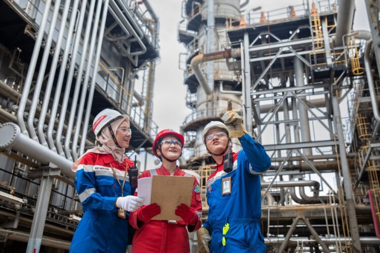 Kilang Pertamina Internasional menunjukkan komitmen sebagai salah satu mata rantai ketahanan energi di Indonesia.