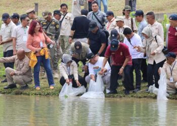 Upaya Jaga Keseimbangan Ekosistem, 10 Ribu Bibit Ikan Dilepas di Embung MBH IKN