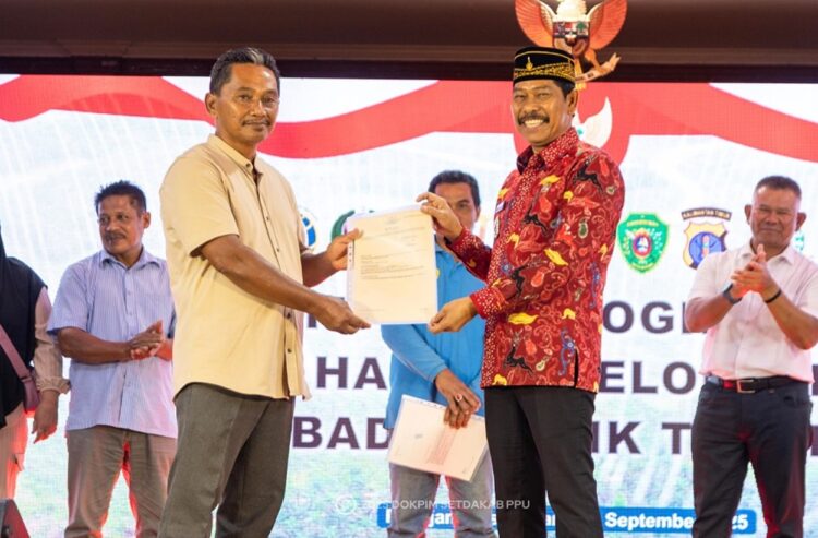 Warga PPU Terdampak Pembangunan Bandara IKN Terima Sertifikat Reforma Agraria