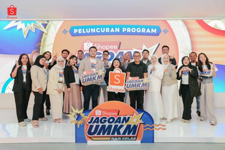 Head of Corporate Affairs Shopee Indonesia, Satrya Pinandita, Founder & CMO BLP Beauty, Lizzie Parra, dan Senior Director of Brand Marketing Shopee Indonesia, Jerry Gunawan meresmikan program kompetisi UMKM perdana dari Shopee bersama 20 besar finalis Jagoan UMKM.