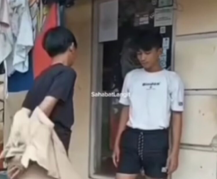 Viral! Kakak-Adik di Bogor Gantian Seragam Sekolah demi Bisa Tetap Belajar