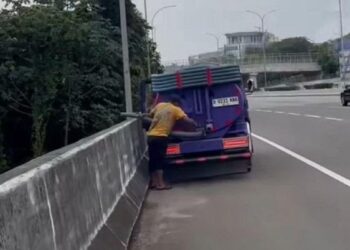 Truk buang tinja