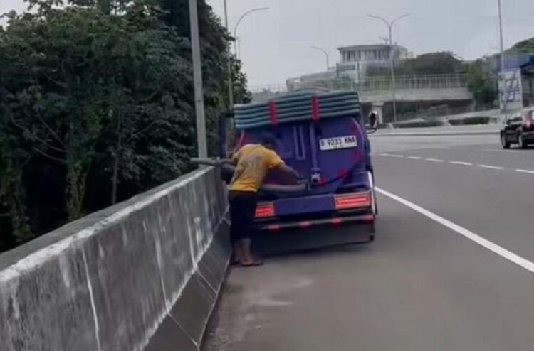 Truk buang tinja
