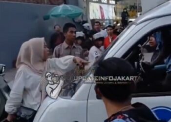 Viral! Istri Ngamuk Hentikan Angkot di Rawa Belong Gara-Gara Suami Lirik Penumpang
