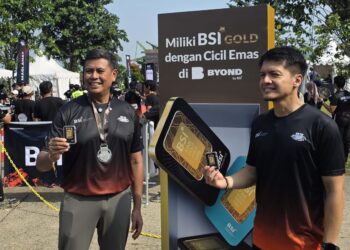 Direktur Utama BSI Anggoro Eko Cahyo (kiri) bersama Founder Run For Humanity Dimas Seto (kanan) kenalkan BSI Gold saat Finish 5K di Run For Humanity Trail Run Sentul 2025 di Foothill Forest Sentul, Sabtu (11/10).
