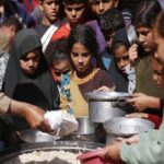 Warga Gaza menerima bantuan makanan. Foto: Anadolu