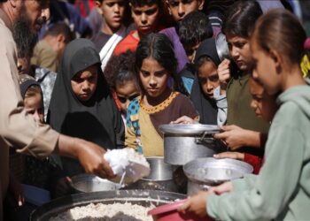 Warga Gaza menerima bantuan makanan. Foto: Anadolu