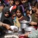 Warga Gaza menerima bantuan makanan. Foto: Anadolu