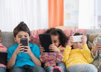 KAPAN ANAK BOLEH PUNYA HP