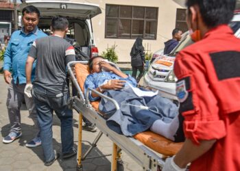 Petugas membawa korban yang diduga keracunan hidangan makan bergizi gratis (MBG) untuk dirujuk fasilitas kesehatan di SMPN 1 Cisarua, Kabupaten Bandung Barat, Rabu (15/10). Foto: Dimas Rachmatsyah / Jabar Ekspres
