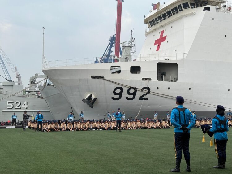 Ratusan Pelajar SMP Hang Tuah Rasakan Disiplin Milter di KRI RJW 992