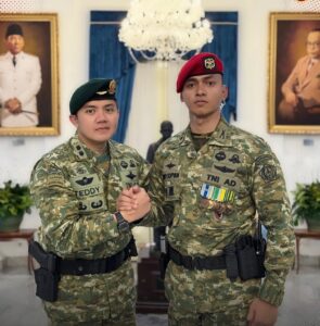 Seskab Teddy dan Letkol Denny Sopyan
