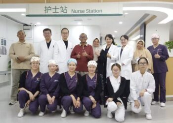 Berfoto dengan para dokter dan perawat sebelum meninggalkan RS Persahabatan Beijing