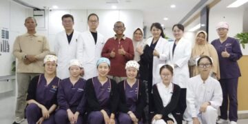Berfoto dengan para dokter dan perawat sebelum meninggalkan RS Persahabatan Beijing