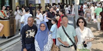 Isa bersama Janet (kanan) dan suami Janet--