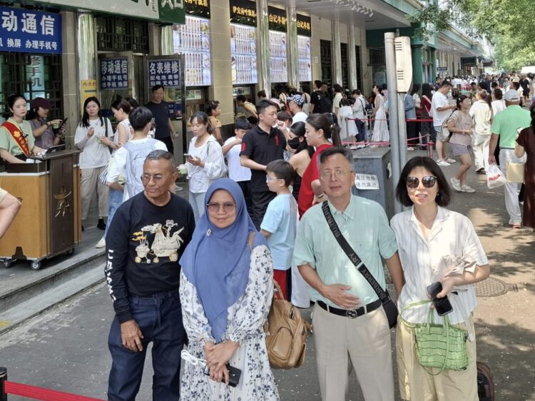 Isa bersama Janet (kanan) dan suami Janet--