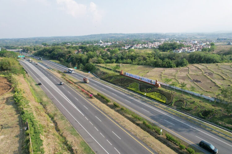 Keberadaan jalan tol Palimanan–Kanci mendukung pertumbuhan pariwisata Cirebon.