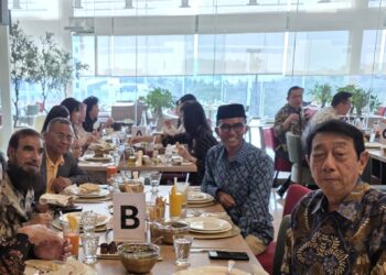 Kholid Bawazier (kiri) bersama Sudomo (kanan depan).)--