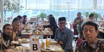 Kholid Bawazier (kiri) bersama Sudomo (kanan depan).)--